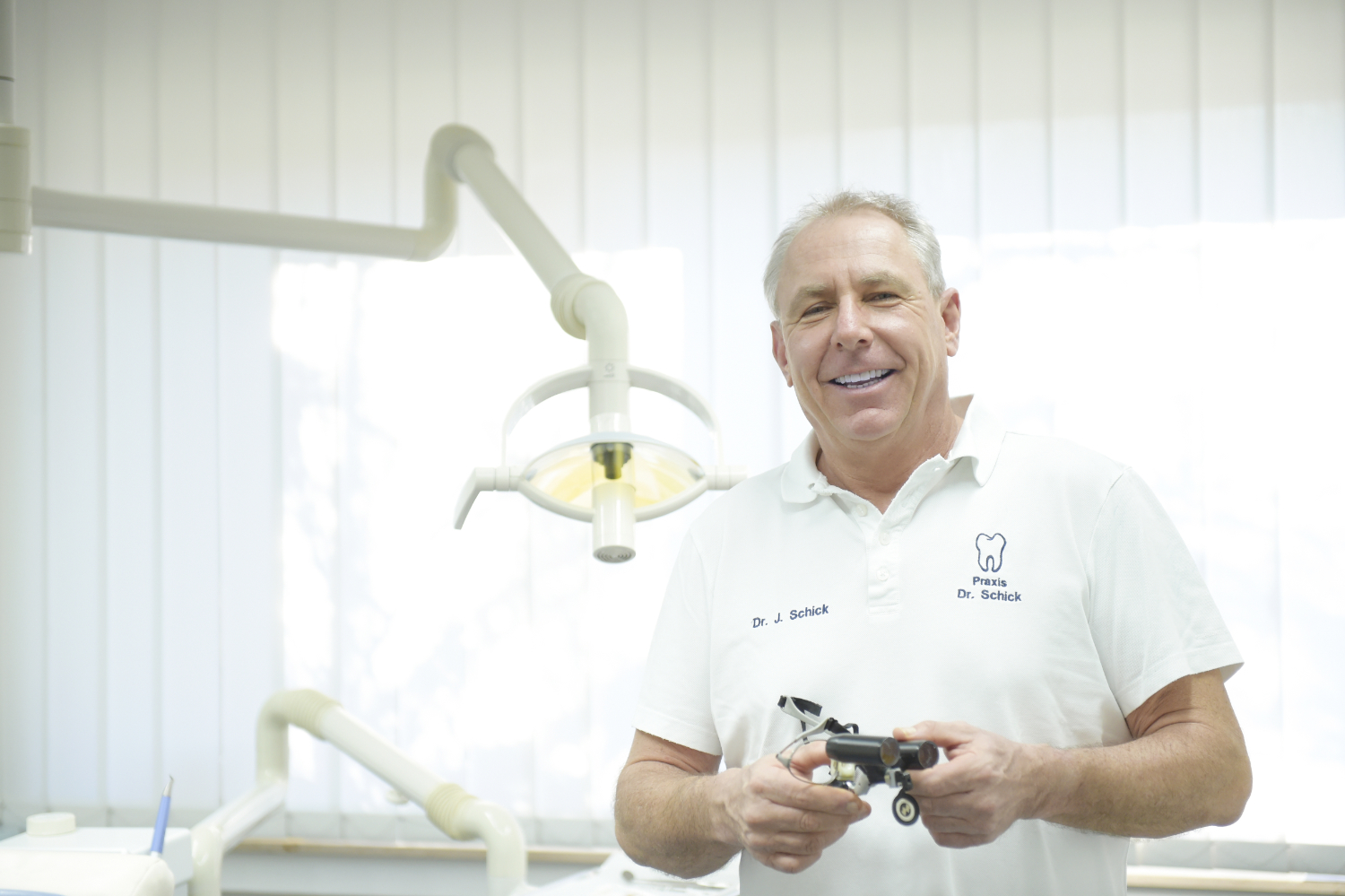 Dr. Joachim Schick, Zahnarzt und iPro® Partner, in seiner Praxis